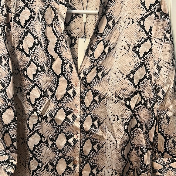 L’AGENCE Silk Snakeskin Blouse - size XS - Light Pink gently worn - Picture 2 of 7
